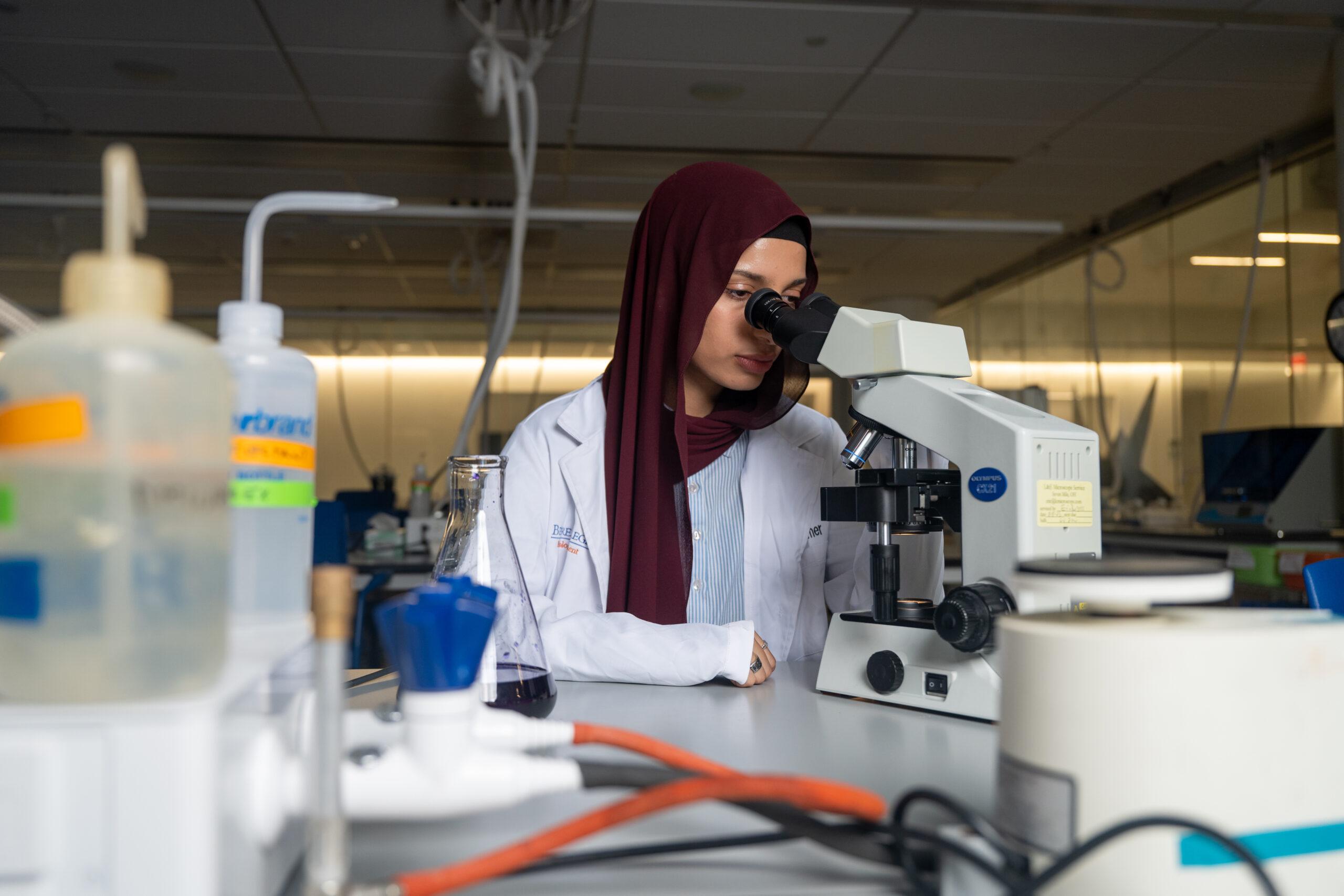 Berea College student Jennan in the Biology lab in the MAC building